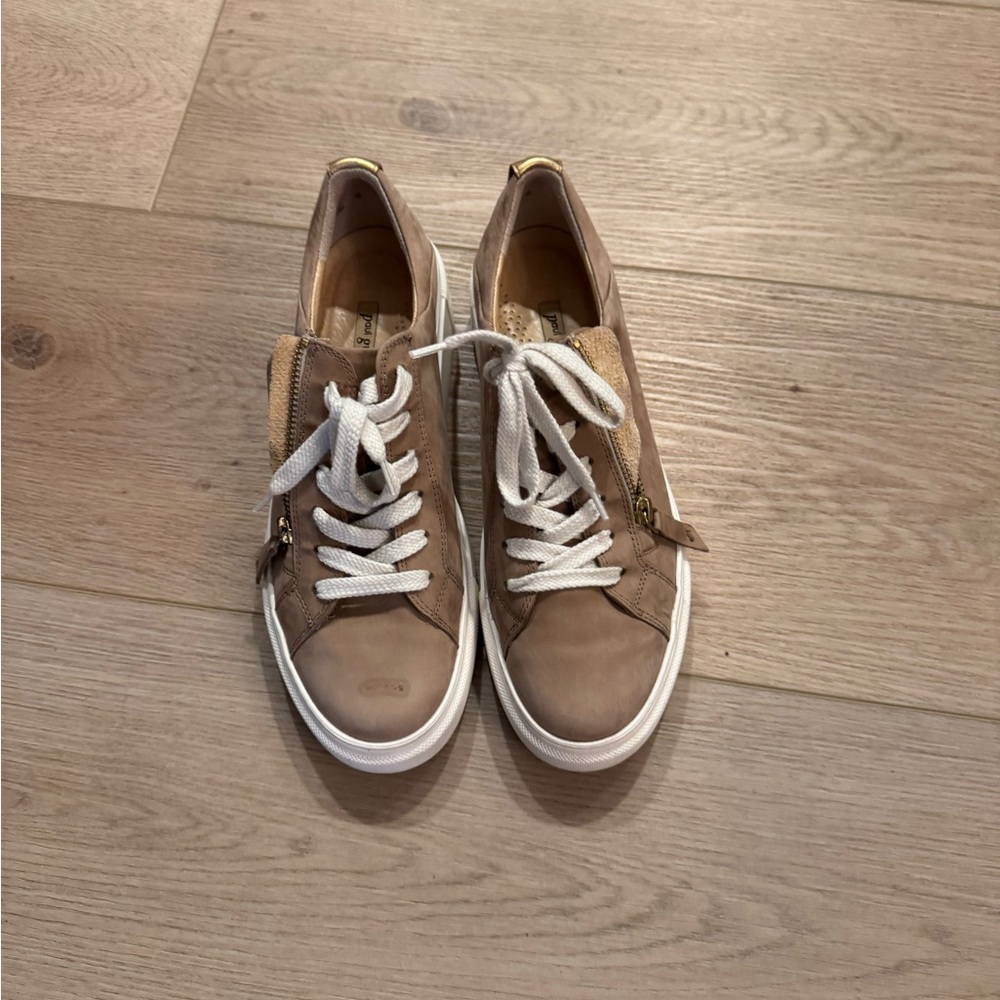 Paul Green sz 8 zip up sneaker loafer. Small flaw on right top shoe please see